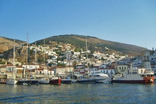 Sailing in Hydra Island